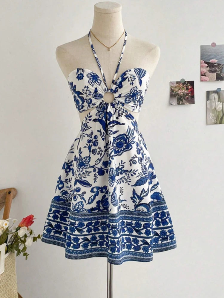 Vestidos longos de linho para mulher, com alças finas e design patchwork em preto e branco. Confeccionados em tecido plissado leve, são soltos e fluidos, proporcionando conforto e estilo. O contraste sofisticado das cores r