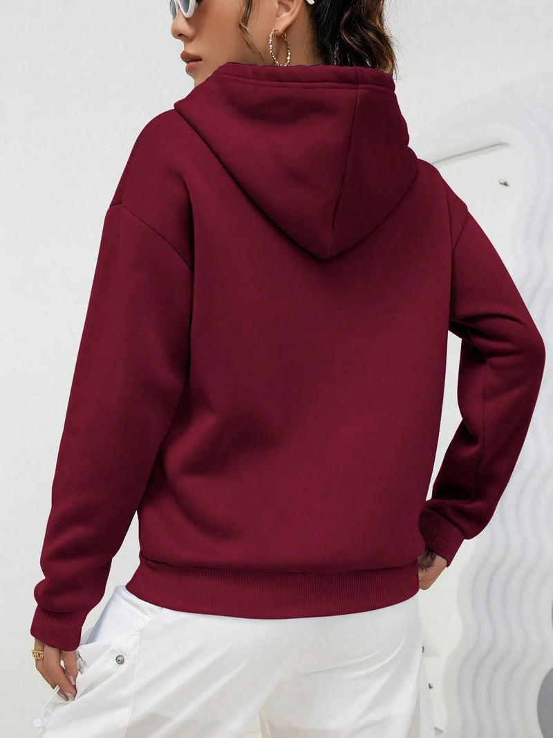 Moletom Feminino Casual Unissexo com Bolso Criativo – Conforto e Estilo Urbano
Destaque-se com este moletom de cor sólida, perfeito para dias mais frescos. Feito em felpa macia e confortável, combina com qualquer look —