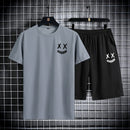 Conjunto Desportivo Masculino em Seda Gelada – Secagem Rápida, Conforto e Estilo Casual

Descubra o conforto e a leveza deste conjunto masculino composto por T-shirt de manga curta e calções. Fabricado em tecido de seda