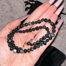 Colar Choker com Pérolas de Água Doce Barrocas Naturais – Elegância Autêntica
Descubra a beleza única do nosso colar tipo choker com pérolas de água doce barrocas reais. Com um design delicado e sofisticado, este col