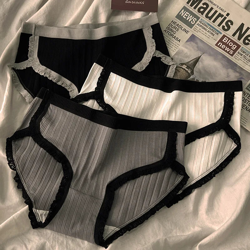 Conjunto de 3 peças – Lingerie feminina confortável e sexy
Descubra o equilíbrio perfeito entre conforto e estilo com este conjunto de 3 peças, que inclui uma calcinha esportiva de algodão macio, um shortinho de cintur