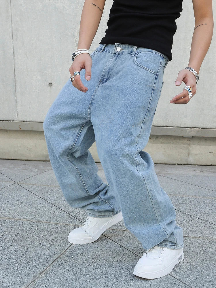 Destaque-se com estas calças jeans baggy masculinas, ideais para os dias de primavera e outono. Com corte reto e oversized, oferecem um visual moderno, urbano e confortável. Feitas em denim de alta qualidade, têm acabament