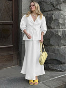 Conjunto Elegante com Maxi Saia e Blusa em Renda – Feminino
Descubra o equilíbrio perfeito entre sofisticação e conforto com este conjunto feminino deslumbrante.
Inclui uma blusa de manga curta com decote em V, detalhes