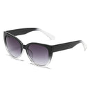 Óculos de Sol Estilo Gatinho Retrô – Design Elegante e Proteção UV400
Destaque-se com este modelo de óculos de sol com armação gatinho retrô, ideal para mulheres modernas e com atitude. Com lentes em gradiente, pern