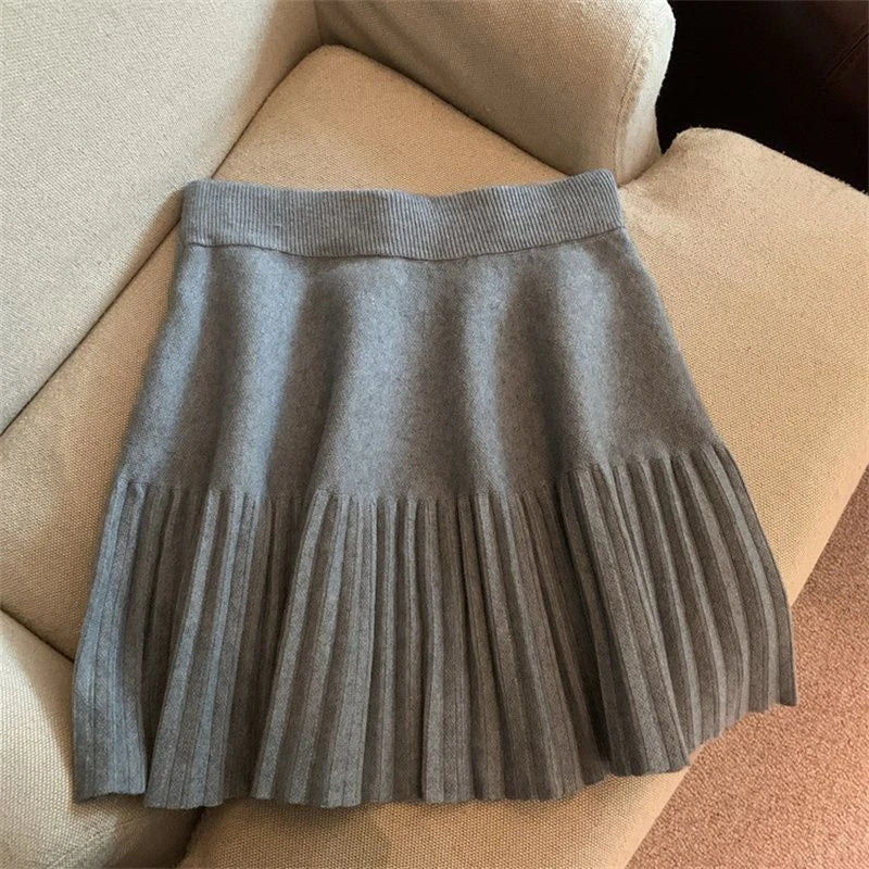 Mini Saia Plissada Coreana – Estilo Casual e Feminino
Dá um toque doce e moderno ao teu look com esta mini saia plissada estilo coreano, perfeita para um visual casual, jovial e cheio de personalidade.
Feita em tecido tric