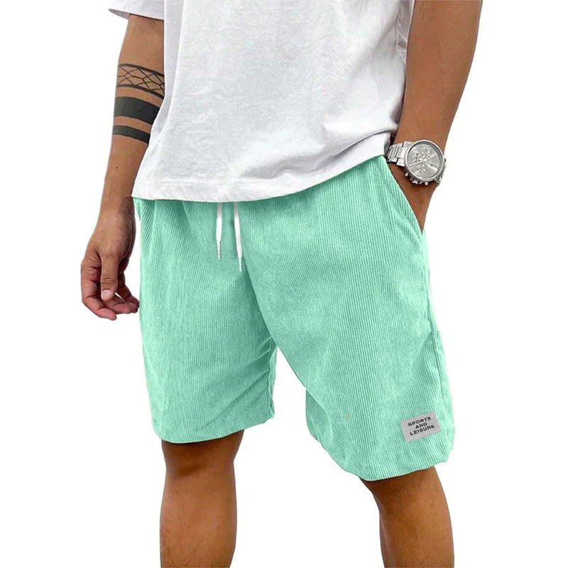 Calções Masculinos em Corduroy Leve – Estilo Casual & Streetwear
Calções versáteis e confortáveis, ideais para quem valoriza estilo e praticidade no dia a dia. Confeccionados em tecido de corduroy leve e respirável,