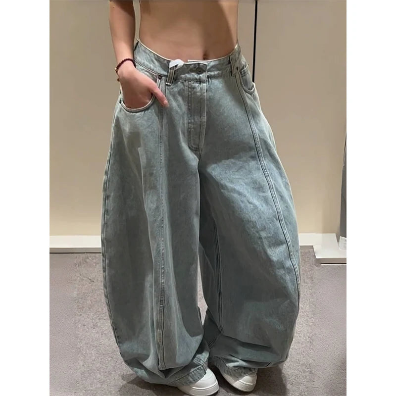 Calça Jeans Feminina Azul – Estilo Vintage Streetwear Y2K
Descobre o equilíbrio perfeito entre conforto e atitude com esta calça jeans de cintura alta, inspirada na moda Y2K e no universo hip-hop vintage. Com modelagem b