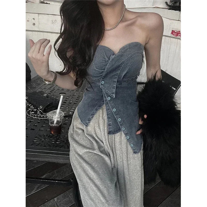 Top Irregular Y2K em Algodão – Estilo Gyaru / Streetwear Sexy
Destaque-se com este top cropped sem alças, inspirado na estética Y2K e grunge coreano. Com design irregular e costas nuas, é a peça perfeita para quem proc