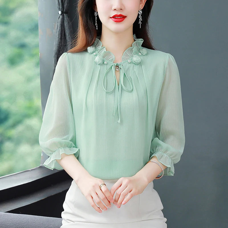Blusa Feminina Chiffon com Gola Pétala – Elegância Leve para a Primavera/Verão 2024 (Tamanhos M ao 4XL)
Descubra a combinação perfeita entre conforto, charme e leveza com esta blusa feminina em chiffon, ideal para os d