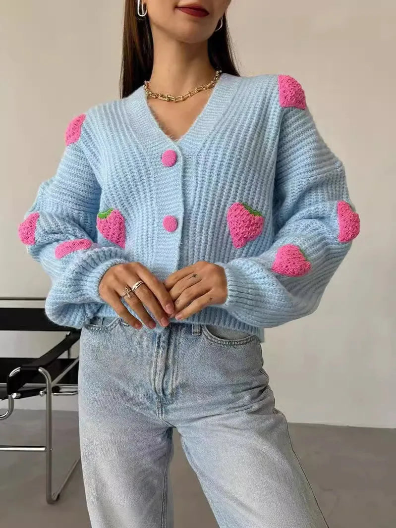 Cardigan Feminino “Doce de Morango” – Estilo Coreano, Casual e Confortável
Destaque-se com este encantador cardigan tricotado em 3D com detalhes de morangos, perfeito para quem adora um toque criativo e doce no visual.