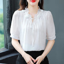 Blusa Feminina Chiffon com Gola Pétala – Elegância Leve para a Primavera/Verão 2024 (Tamanhos M ao 4XL)
Descubra a combinação perfeita entre conforto, charme e leveza com esta blusa feminina em chiffon, ideal para os d