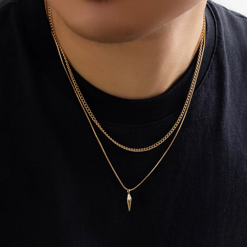 Conjunto de 2 Colares KunJoe – Estilo Punk Masculino
Destaque-se com atitude e estilo urbano.
Este conjunto inclui dois colares distintos em aço inoxidável:

1 Cuban Choker com elos largos

1 Colar com pingente de rebite