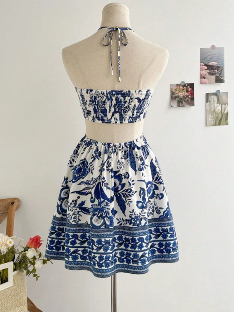 Vestidos longos de linho para mulher, com alças finas e design patchwork em preto e branco. Confeccionados em tecido plissado leve, são soltos e fluidos, proporcionando conforto e estilo. O contraste sofisticado das cores r