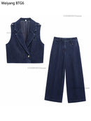 Conjunto Feminino em Denim Azul Escuro – Estilo Retrô & Streetwear
Destaque-se com este conjunto feminino 2 em 1 em jeans azul escuro com design retrô e toque moderno. O look combina um colete cropped com lapela e mangas