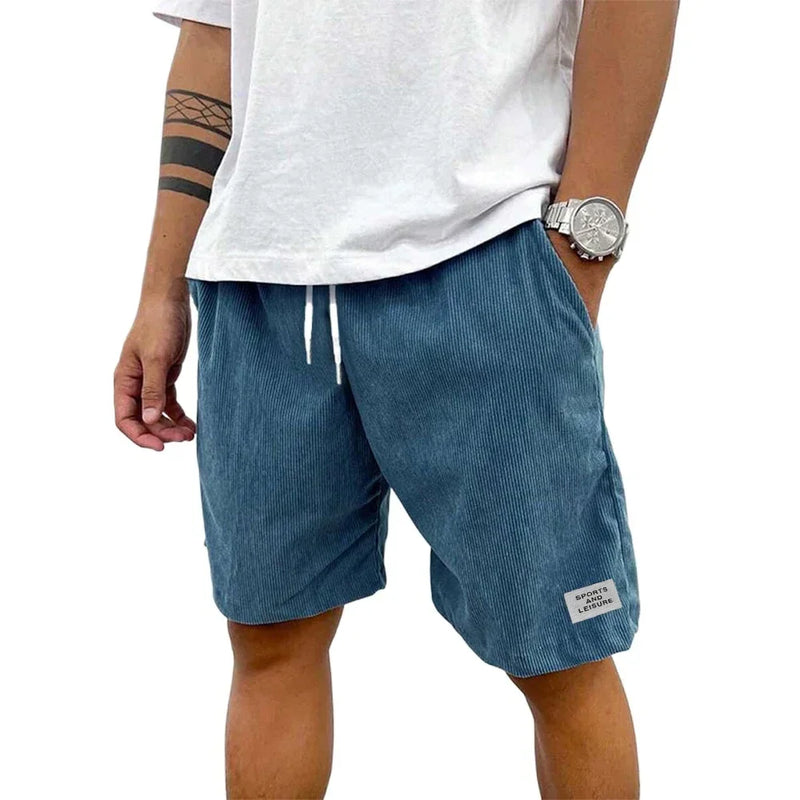 Calções Masculinos em Corduroy Leve – Estilo Casual & Streetwear
Calções versáteis e confortáveis, ideais para quem valoriza estilo e praticidade no dia a dia. Confeccionados em tecido de corduroy leve e respirável,
