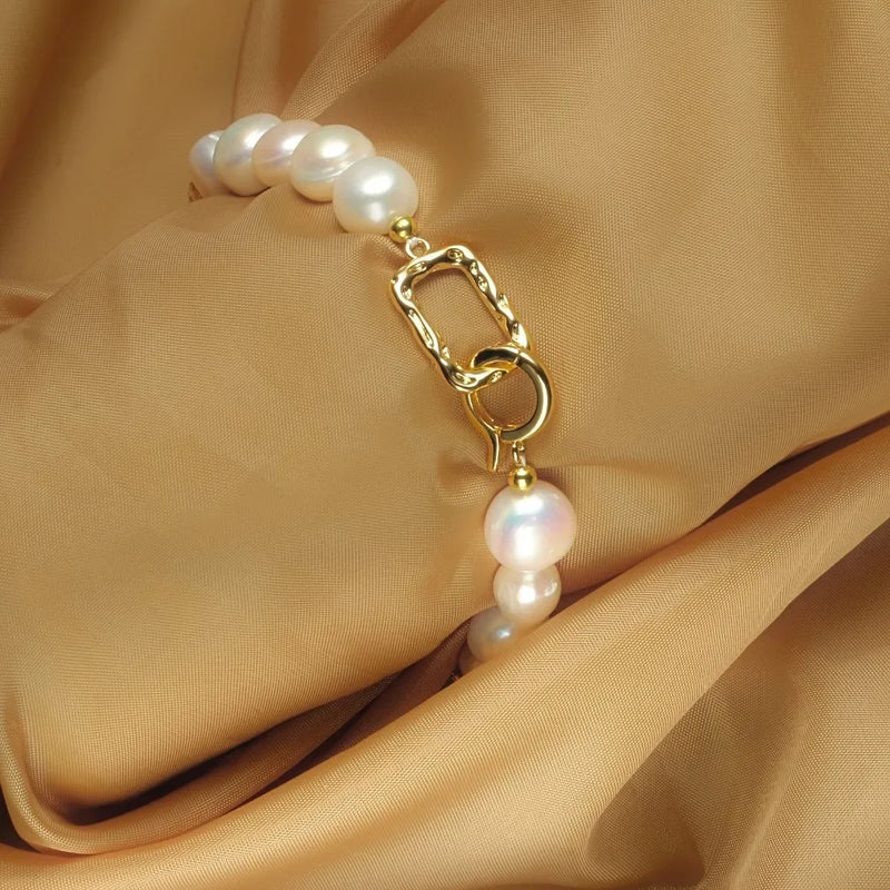 Pulseira Feminina com Pérolas Barrocas Naturais 8-9mm – Fecho Geométrico Elegante | Joia Fina por Atacado
Descubra a sofisticação intemporal com esta pulseira delicada de pérolas de água doce barrocas (8-9mm), cuidado