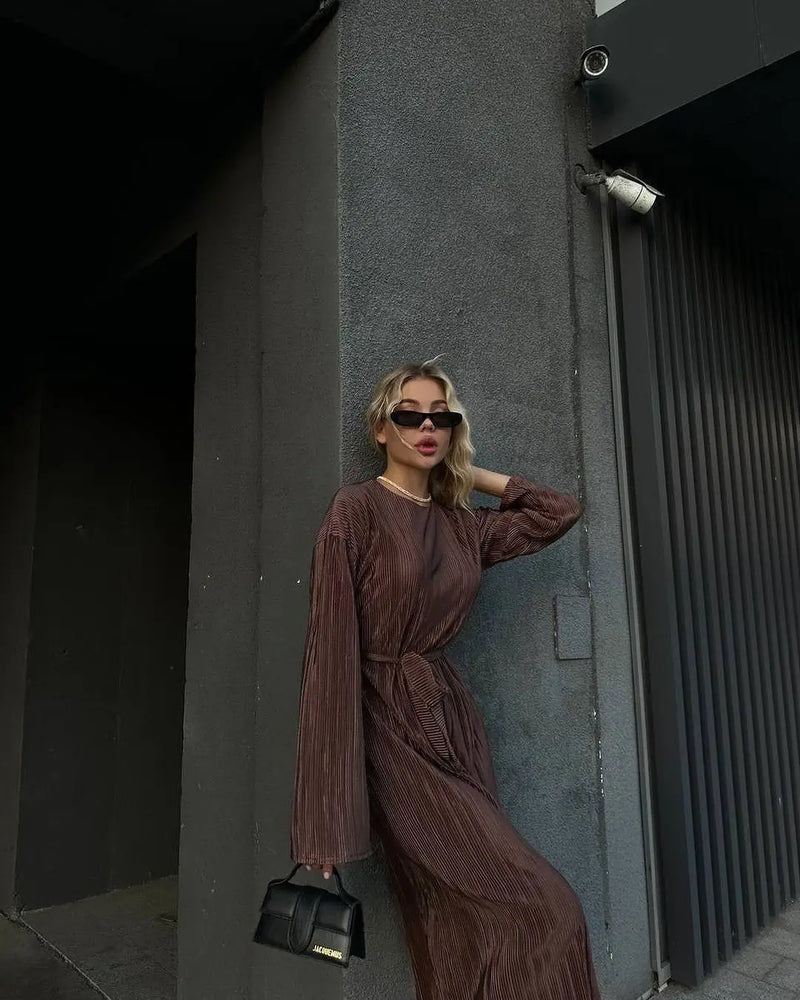 Venda quente de vestidos transfronteiriços inspirados nas tendências europeias e americanas. Modelos elegantes com mangas compridas, detalhes em pregas delicadas e saias longas adornadas com laços sofisticados, perfeitos p