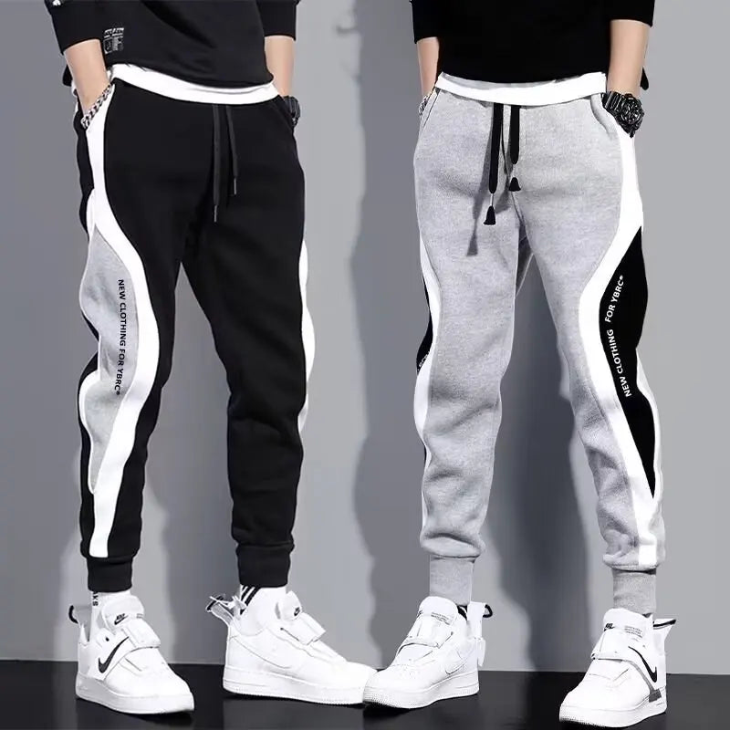 Leva o teu visual ao próximo nível com estas calças jogger masculinas pretas, inspiradas no estilo hip hop urbano. Confortáveis, estilosas e versáteis, são ideais tanto para o dia a dia como para momentos de lazer.