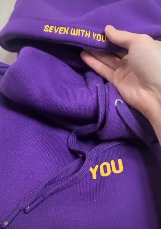 Moletom Roxo Jimin – "Você Nunca Caminha Sozinho" | Edição 2024
Leva para casa um pedaço do universo BTS com este moletom original inspirado no Jimin!
Com design exclusivo e a icónica frase “You Never Walk Alone”,