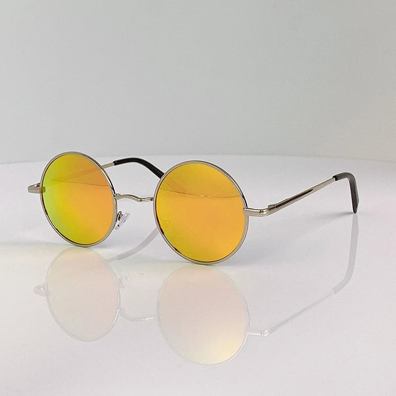 Óculos de Sol Redondos Retro Vintage – Lentes Polarizadas UV400
Design intemporal e cheio de estilo! Estes óculos de sol com armação metálica leve combinam o charme retro com a proteção moderna. Ideais para homens e
