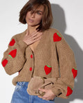Cardigan Feminino “Doce de Morango” – Estilo Coreano, Casual e Confortável
Destaque-se com este encantador cardigan tricotado em 3D com detalhes de morangos, perfeito para quem adora um toque criativo e doce no visual.