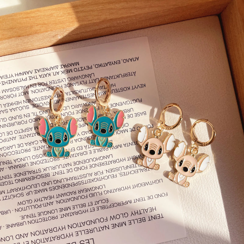 Brinco Estilo Cartoon Stitch em Metal Esmaltado – "Ohana significa Família"
Apaixona-te por este adorável par de brincos inspirado no universo de Lilo & Stitch!
Feitos em metal esmaltado de alta qualidade, com acabamento