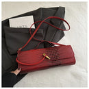 Bolsa Feminina Elegante 2025 – Estilo Retro com Padrão Crocodilo
Descubra a sofisticação da nova tendência de 2025!
Esta bolsa feminina preta combina o charme do design retro com o toque moderno do couro PU texturizado