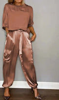 Conjunto Feminino Elegante – Verão 2024
Camisa de Seda com Calças Casuais | Estilo Chic & Conforto

Descubra o look perfeito para os dias quentes! Este conjunto feminino em duas peças combina o charme da camisa de seda l