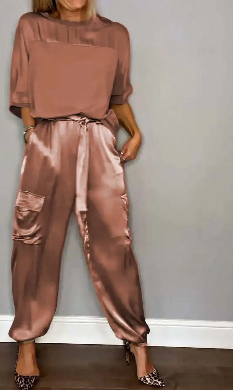 Conjunto Feminino Elegante – Verão 2024
Camisa de Seda com Calças Casuais | Estilo Chic & Conforto

Descubra o look perfeito para os dias quentes! Este conjunto feminino em duas peças combina o charme da camisa de seda l