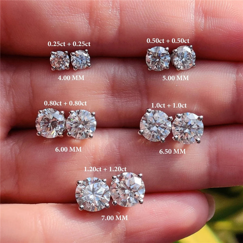 Brincos de Moissanite 0,5 a 1,2 ct – Prata de Lei 925 Banhada a Ouro | Joalharia Fina Feminina
Eleve o seu estilo com estes deslumbrantes brincos de ponto de luz com Moissanite, disponíveis em tamanhos de 0,5 a 1,2 quilate