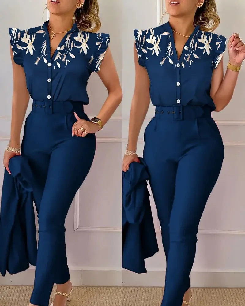 Conjunto Feminino Elegante 2 Peças – Verão Estampado com Decote em V e Calças com Cinto
Atualize o seu guarda-roupa com este conjunto feminino elegante e versátil, perfeito para os dias quentes de verão.
A parte superi