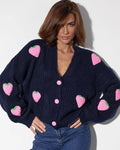 Cardigan Feminino “Doce de Morango” – Estilo Coreano, Casual e Confortável
Destaque-se com este encantador cardigan tricotado em 3D com detalhes de morangos, perfeito para quem adora um toque criativo e doce no visual.
