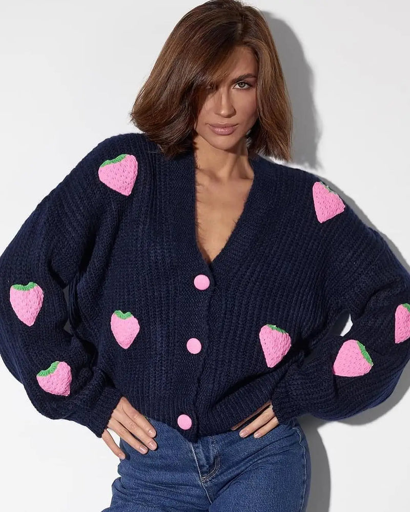 Cardigan Feminino “Doce de Morango” – Estilo Coreano, Casual e Confortável
Destaque-se com este encantador cardigan tricotado em 3D com detalhes de morangos, perfeito para quem adora um toque criativo e doce no visual.