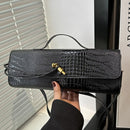 Bolsa Feminina Elegante 2025 – Estilo Retro com Padrão Crocodilo
Descubra a sofisticação da nova tendência de 2025!
Esta bolsa feminina preta combina o charme do design retro com o toque moderno do couro PU texturizado