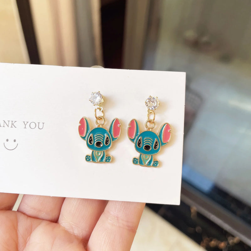 Brinco Estilo Cartoon Stitch em Metal Esmaltado – "Ohana significa Família"
Apaixona-te por este adorável par de brincos inspirado no universo de Lilo & Stitch!
Feitos em metal esmaltado de alta qualidade, com acabamento
