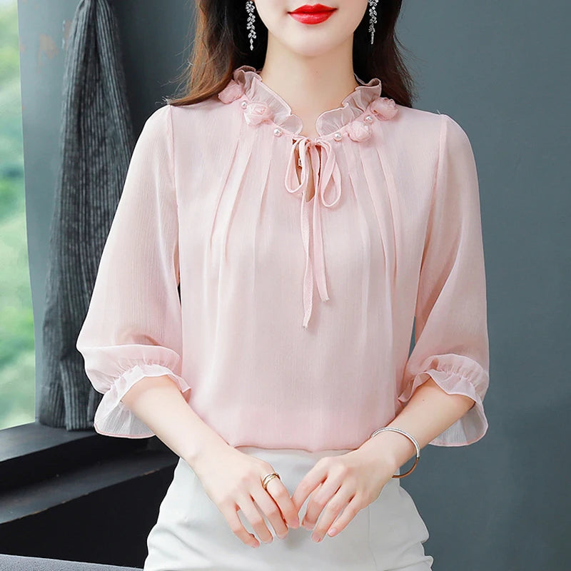 Blusa Feminina Chiffon com Gola Pétala – Elegância Leve para a Primavera/Verão 2024 (Tamanhos M ao 4XL)
Descubra a combinação perfeita entre conforto, charme e leveza com esta blusa feminina em chiffon, ideal para os d