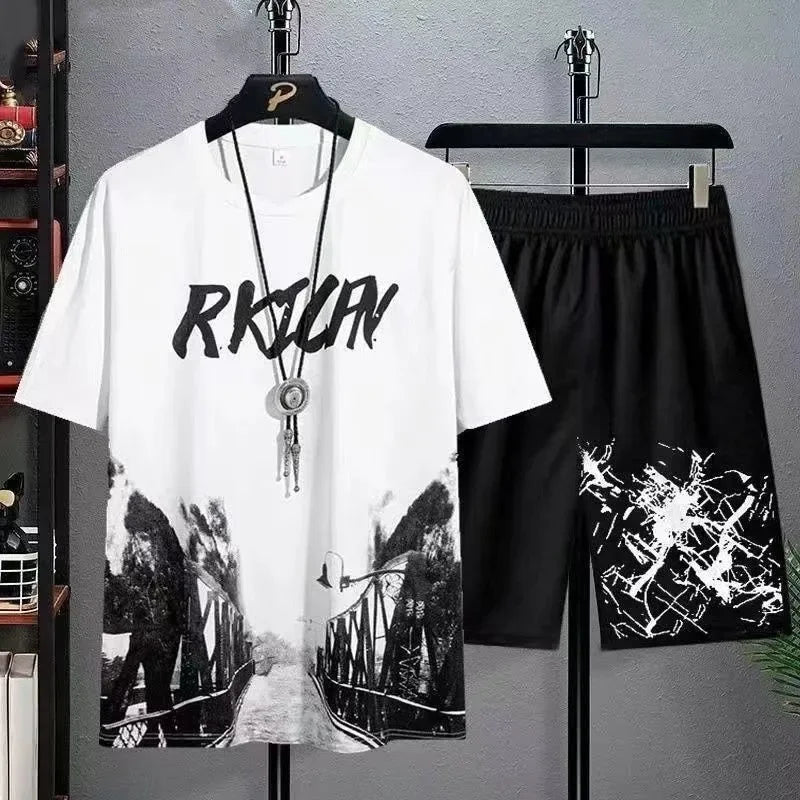 Destaque-se com este conjunto de verão 2 em 1 — composto por uma t-shirt com estampa estilo graffiti e calções leves e confortáveis, perfeitos para os dias mais quentes.