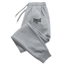Descubra as novas Calças Jogger EVERLAST, ideais para quem procura versatilidade, conforto e estilo urbano.
Perfeitas para o dia a dia, treinos, caminhadas ou simplesmente relaxar com estilo.