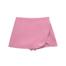 Mini Saia Short Assimétrica Feminina – Coleção TRAF 2024
Descobre a combinação perfeita entre conforto e estilo com esta mini saia preta com short embutido. O design assimétrico e a cintura alta valorizam a silhueta e