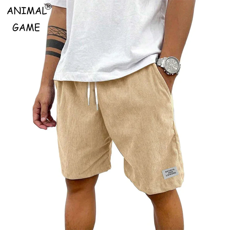 Calções Masculinos em Corduroy Leve – Estilo Casual & Streetwear
Calções versáteis e confortáveis, ideais para quem valoriza estilo e praticidade no dia a dia. Confeccionados em tecido de corduroy leve e respirável,