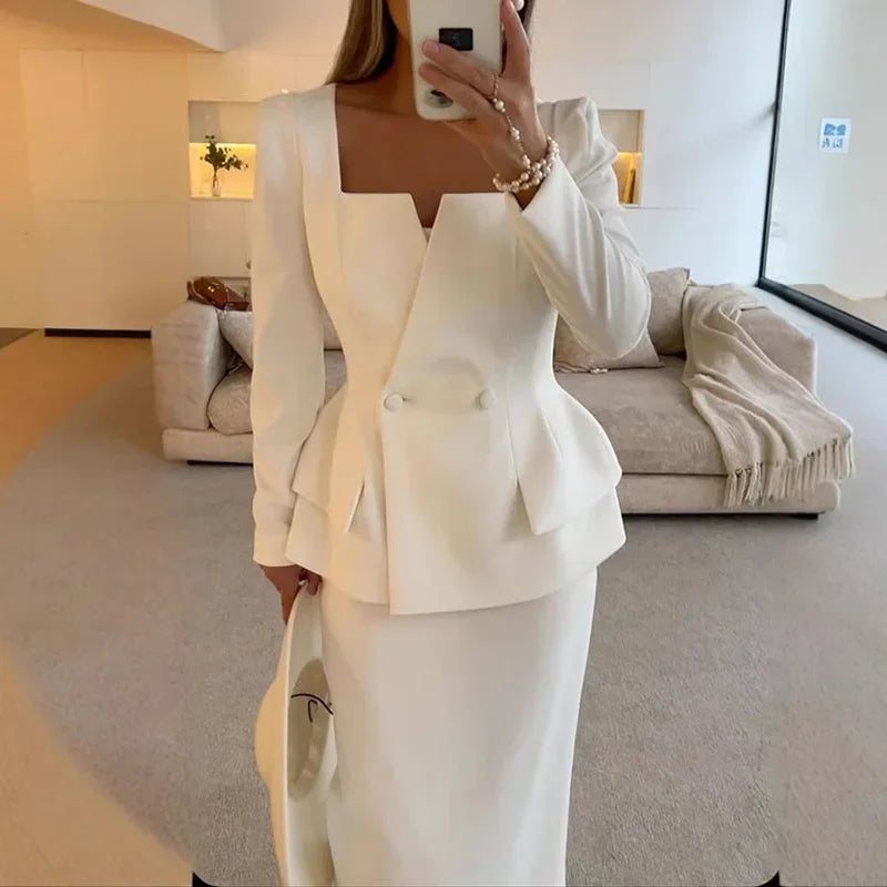 Conjunto Feminino Elegante - Blazer Slim & Saia Midi
Transforma o teu visual com este conjunto sofisticado de 2 peças, ideal para quem procura um look moderno e profissional.
