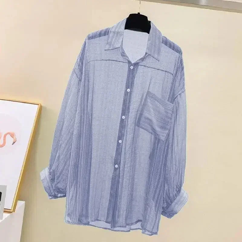 Camisa Feminina de Verão com Proteção Solar – Elegância e Leveza num Só Look
Leve, fresca e com um toque de estilo coreano moderno! Esta blusa de chiffon transparente é perfeita para os dias quentes, oferecendo prote