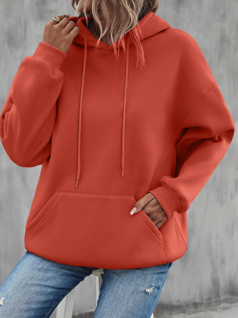 Moletom Feminino Casual Unissexo com Bolso Criativo – Conforto e Estilo Urbano
Destaque-se com este moletom de cor sólida, perfeito para dias mais frescos. Feito em felpa macia e confortável, combina com qualquer look —