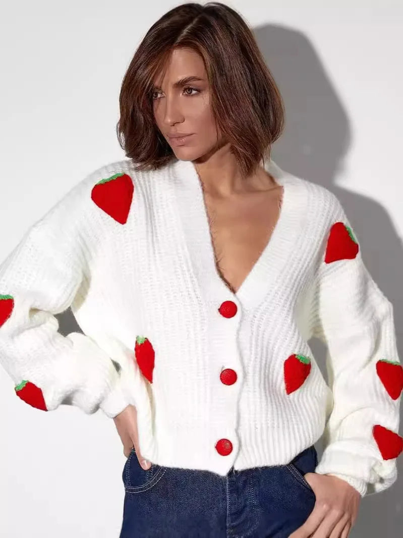 Cardigan Feminino “Doce de Morango” – Estilo Coreano, Casual e Confortável
Destaque-se com este encantador cardigan tricotado em 3D com detalhes de morangos, perfeito para quem adora um toque criativo e doce no visual.