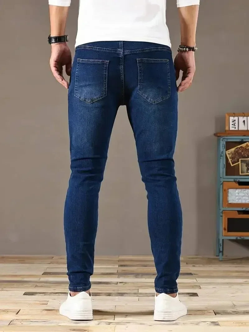 Jeans Slim Fit Masculino Clássico – Skinny Casual para Primavera 2025

Descubra o jeans perfeito para elevar o seu estilo nesta primavera! Este jeans skinny slim fit combina conforto e um corte moderno, ideal para um visua