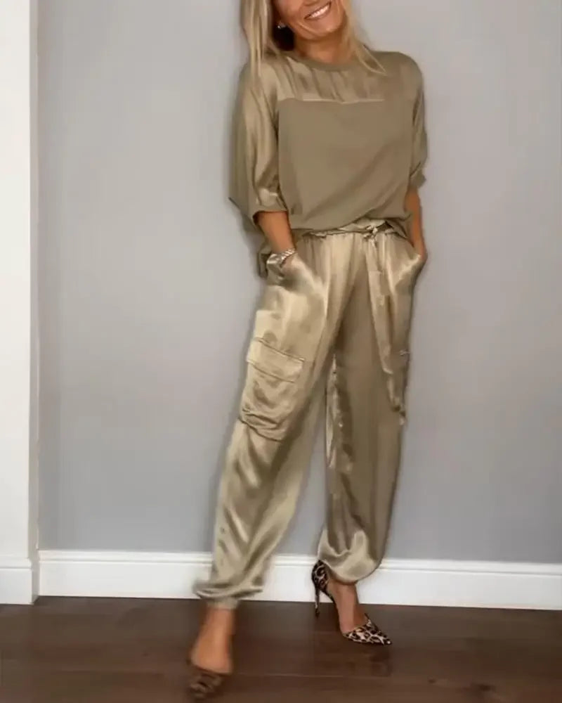 Conjunto Feminino Elegante – Verão 2024
Camisa de Seda com Calças Casuais | Estilo Chic & Conforto

Descubra o look perfeito para os dias quentes! Este conjunto feminino em duas peças combina o charme da camisa de seda l