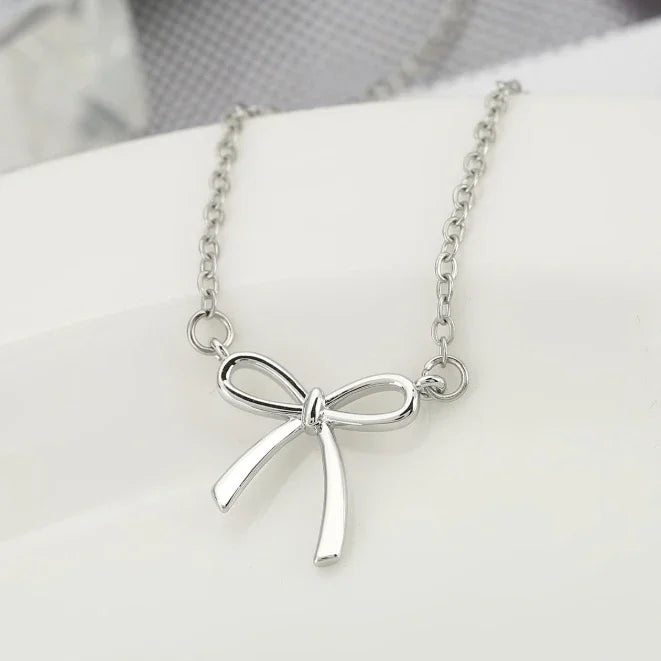 Colar Choker com Inicial e Coração Delicado – Banhado a Ouro ou Prata
Descubra a elegância discreta do Colar Inicial da Moda SUMENG, uma peça delicada e sofisticada, perfeita para expressar o seu estilo ou oferecer um p