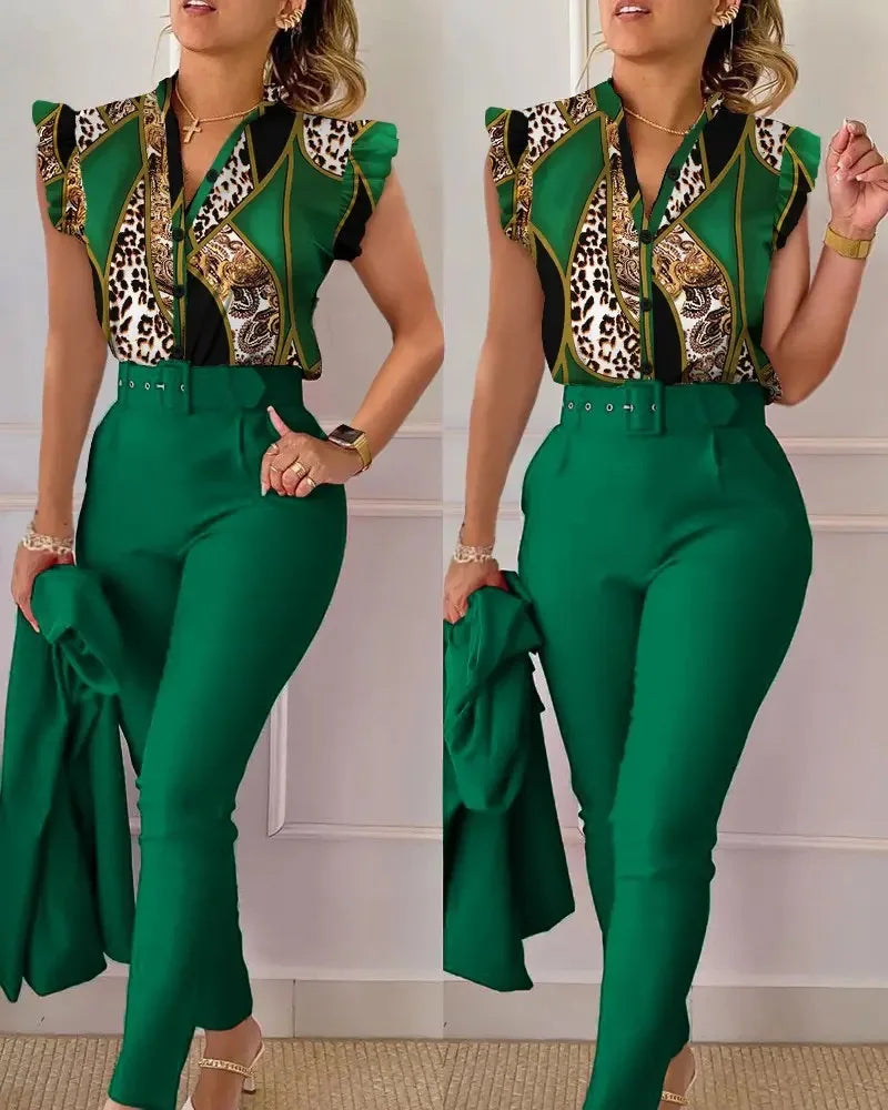 Conjunto Feminino Elegante 2 Peças – Verão Estampado com Decote em V e Calças com Cinto
Atualize o seu guarda-roupa com este conjunto feminino elegante e versátil, perfeito para os dias quentes de verão.
A parte superi