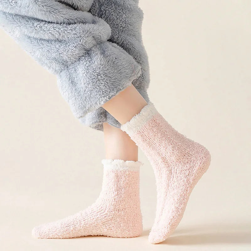 4 Pares de Meias Quentes e Felpudas para Mulheres – Perfeitas para o Inverno
Mantenha os seus pés confortáveis e quentinhos com estas meias térmicas grossas, ultra macias e felpudas. Ideais para usar em casa, no chão fr
