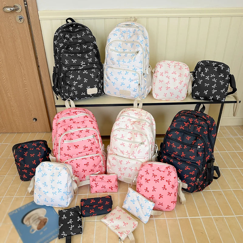 Mochila Feminina Estilo Coreano com Estampa de Laço – Leve, Prática e Elegante | Conjunto de 3 Peças para Uso Escolar e Casual

Descubra a combinação perfeita entre estilo e funcionalidade com esta mochila feminina ins